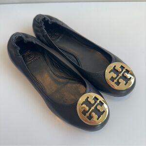 Like new! Tory Burch Black Leather Ballet Flats with Gold Logo – Size 6